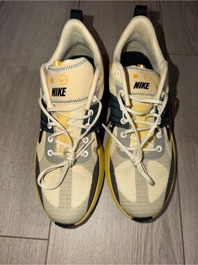 Nike lunar Yellow Cream and Black Lightweight Trainers